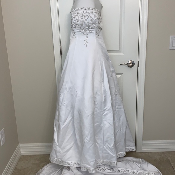 BONNY GORGEOUS SIZE 6 DETAILED WEDDING DRESS ALONG WITH A BEAUTIFUL VEIL - Picture 2 of 16